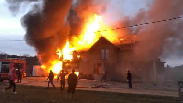 Incendiu puternic la o casă din Vama Buzăului. Un bărbat a ajuns la spital, ars la mâini şi la picioare