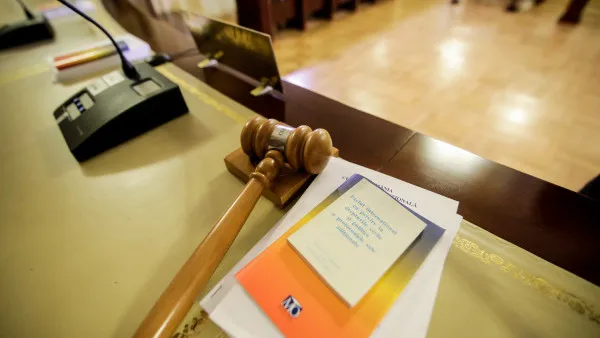 Sentinţă în cazul celor 44 de primării înşelate din Braşov şi Sibiu:  Şi-a recunoscut vina în 11 cazuri şi a primit 2 ani cu suspendare