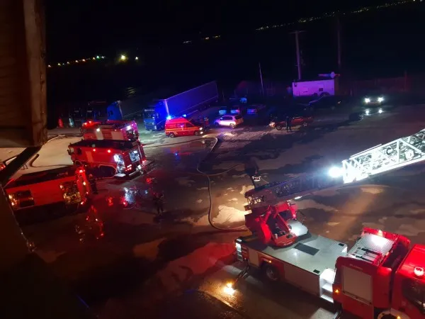 Incendiu în miez de noapte la Ghimbav: O clădire de birouri a luat foc, 7 maşini de pompieri şi 2 autoscări trimise de la Braşov la intervenţie