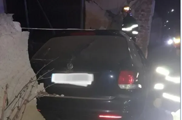 Un tânăr decedat, alţi doi aproape de moarte. Vineri noapte, pe DN 1. Maşina în care se aflau a dărâmat o casă