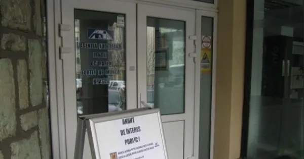 Folosiți on-line-ul dacă aveți treabă cu AJOFM-ul. Pentru cine nu are internet, o „cutie de criză” din 25 martie la intrare, unde se pot lăsa documentele