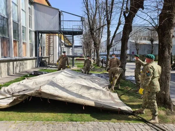 Armata a montat corturi Covid 19 şi la centrul de dializă din Tractorul