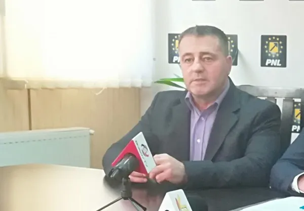 O grădiniţă neterminată din Teliu stă să cadă 