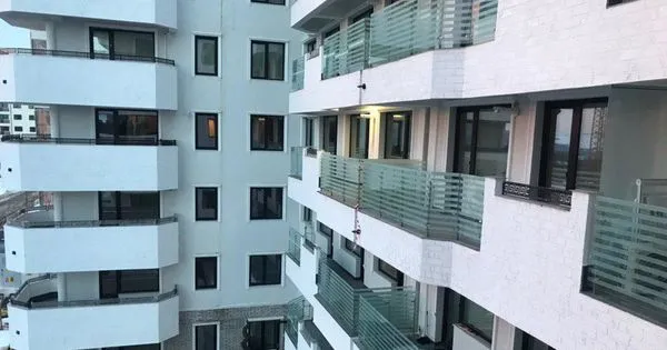 Cum profită agenţiile imobiliare de epidemie: „Vând apartament fără Coronavirus"