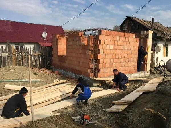Gabi şi Andrei, orfanii crescuţi cu 400 de lei de „Bunica” au cea mai frumoasă casă din lume. Dăruită de braşoveni „cărămidă cu cărămidă”