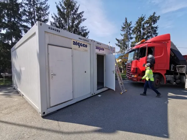 Şi frig, şi coronavirus... parcă prea mult. Pentru că medicii îngheţau în cort, au fost aduse containere speciale pentru Triaj la Spitalul Făgăraş