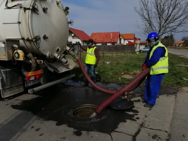 „Infecţiile” scoase ieri din canalizările Braşovului. Unele persoane aruncă la canal, ca la tomberon