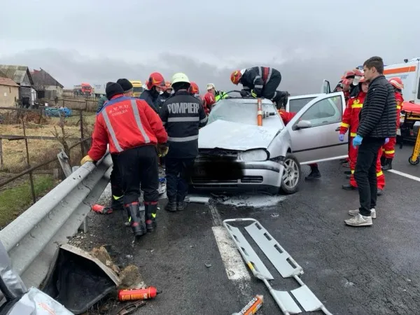 Două accidente pe DN1, la distanţă de 30 de kilometri. 7 victime, un tânăr de 21 de ani decedat