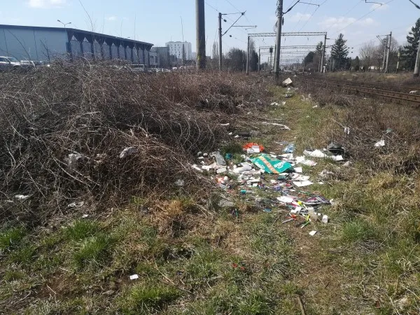 „Groapă de gunoi”, în zona Gării Braşov