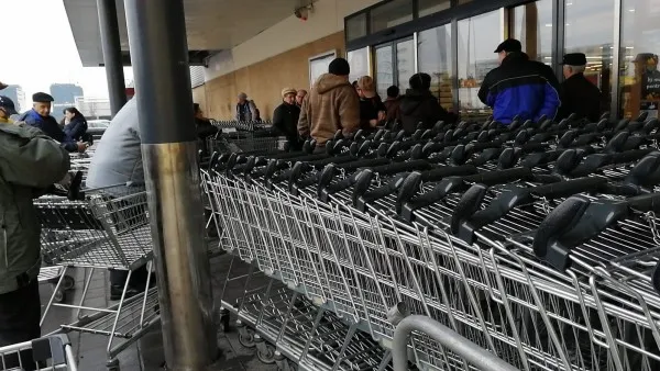 Raftul gol şi raftul plin. Braşovenii, împărţiţi în două tabere