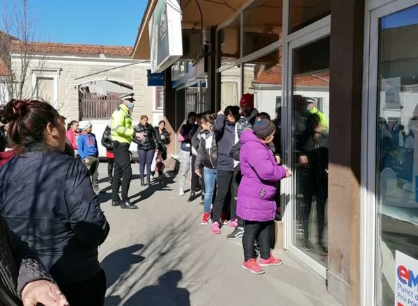 Poşta Română: Niciun oficiu poştal nu se închide, dar se primesc maxim 2 oameni în incintă