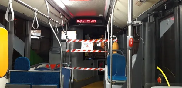 Noile sfaturi de la Guvern: „Lăsaţi să treacă autobuzele aglomerate şi aşteptaţi unul mai puţin aglomerat”