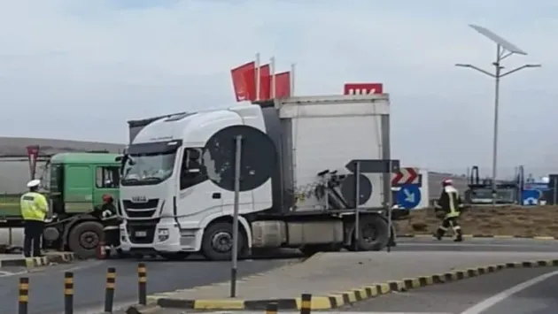 Două TIR-uri şi-un giratoriu