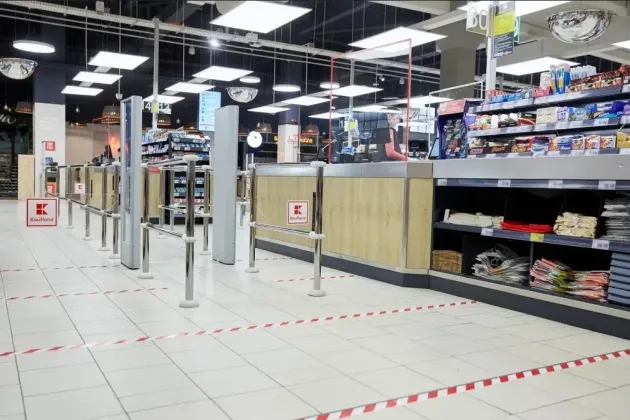 Casierii, izolaţi după geamuri de protecţie  