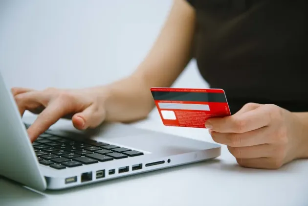 Brașovenii nu vor avea probleme în alimentarea cu apă în perioada coronavirusului. Compania Apa Brașov mută „partea birocratică” în mediul online