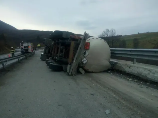 Cisternă cu 25 de tone de motorină, răsturnată între Homorod şi Caţa