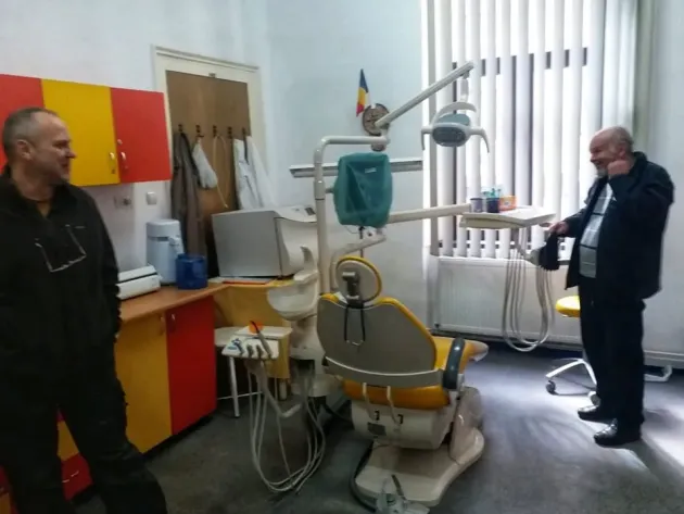 Făgărașul asigură urgențele stomatologice la cabinetul de la liceul „Radu Negru”. Doi medici, 7 zile din 7, 10.00 – 15.00
