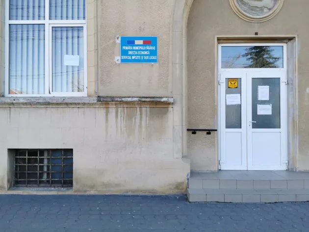 Ghişee închise, munca prin rotaţie, la primărie