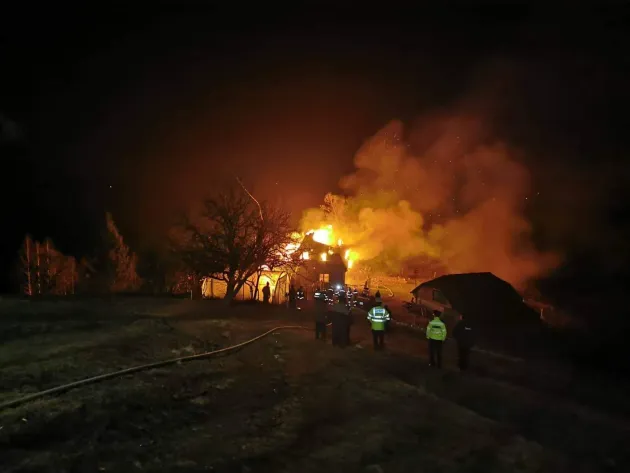 Casă distrusă de flăcări la Șirnea