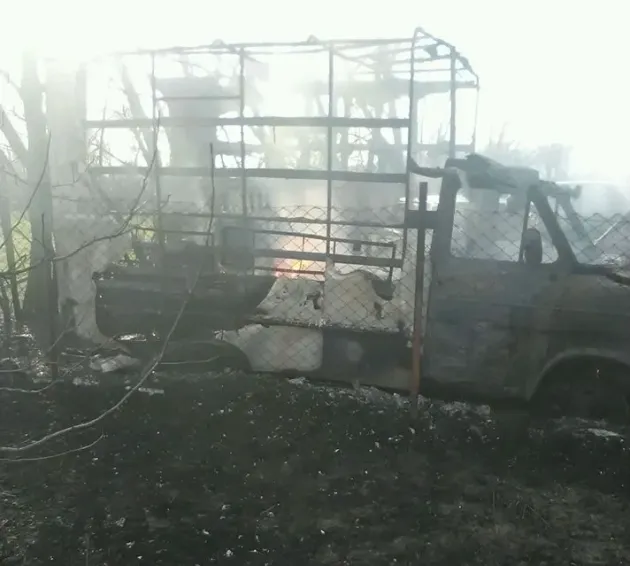 A incendiat un „cimitir de maşini”