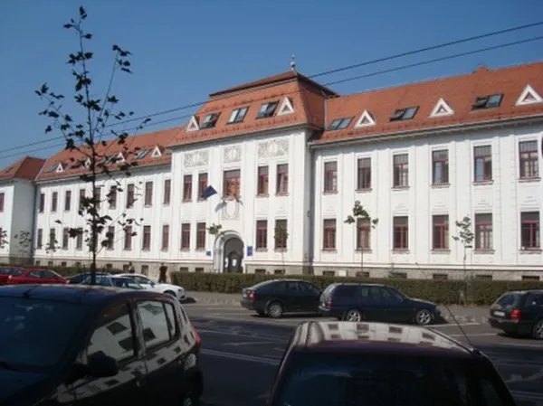 COVID-19 îşi impune regulile în toate instanţele din Braşov: Angajaţii  sunt sfătuiţi să stea la un metru de persoanele din exterior