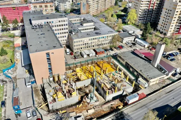 Un şantier special: Izolat Covid, lângă Spitalul Judeţean, pentru noua Urgenţă a Braşovului