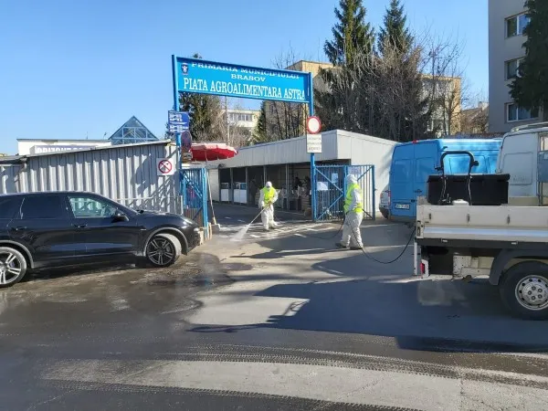 Zonele pietonale aglomerate şi cele din jurul spitalelor, dezinfectate de operatorul de salubrizare Comprest cu o frecvenţă mai mare, în această perioadă