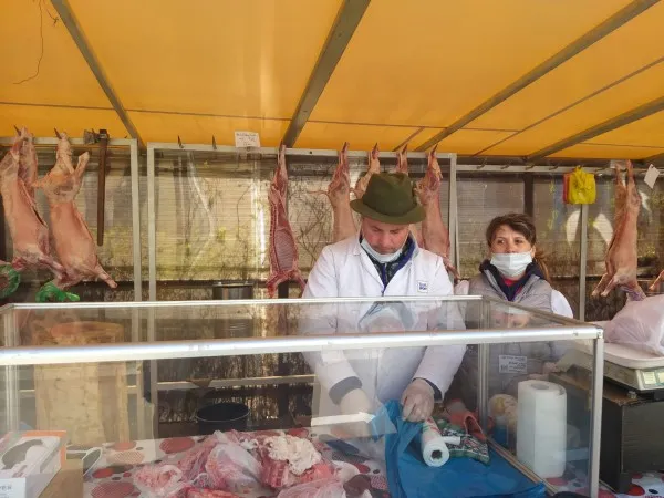 Masca şi mănuşile, obligatorii în pieţele din Braşov. Comercianţii le vor primi de la Primărie, iar dacă nu le poartă... se închide piaţa