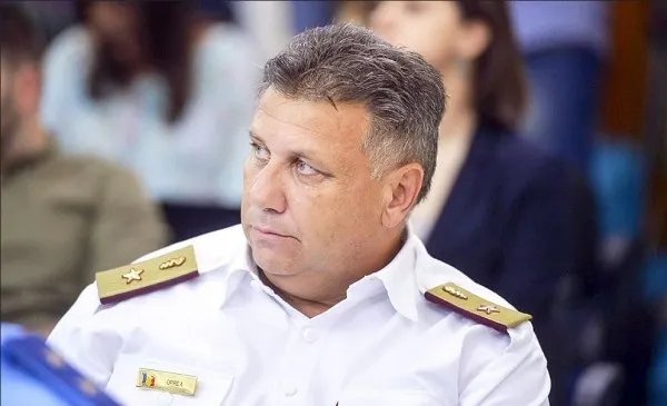 Generalul de la Braşov şi „soldaţii” de la Suceava: „Ne pun să mergem goi prin curte, după ce facem duş”