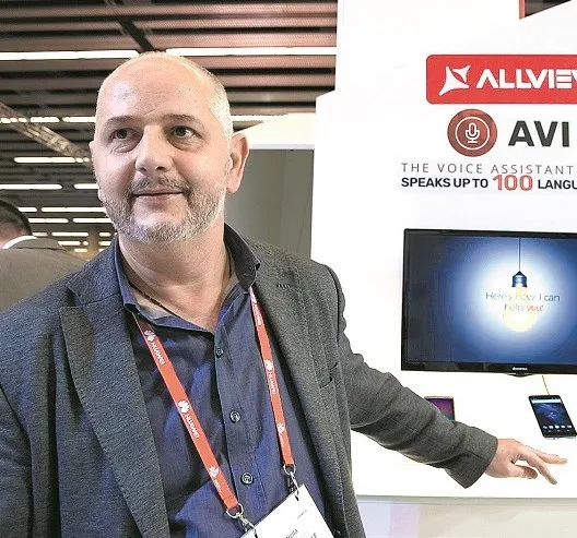 Braşovenii de la Allview se reprofilează: de la telefoane, la măşti medicale. Tot pe filiera China