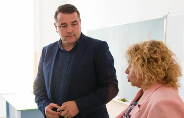 Cinci persoane infectate cu COVID-19 la Tărlungeni, romi veniţi din Anglia. Primarul comunei: „Nu cred că se poate vorbi de un focar”