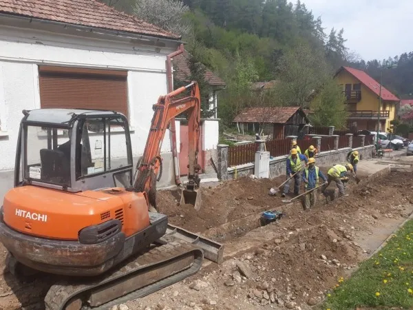 Mirosul din pârâul Graft nu va dispărea instantaneu. Compania Apa Brașov va lucra pe tronsoane, iar racordarea primelor 31 de gospodării costă 800.000 de lei  