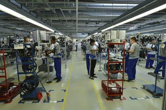 O companie braşoveană a demarat producţia de combinezoane: 18.000 de costume pe săptămână