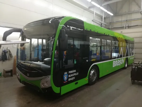 Săptămâna aceasta ajunge la Braşov şi primul autobuz electric