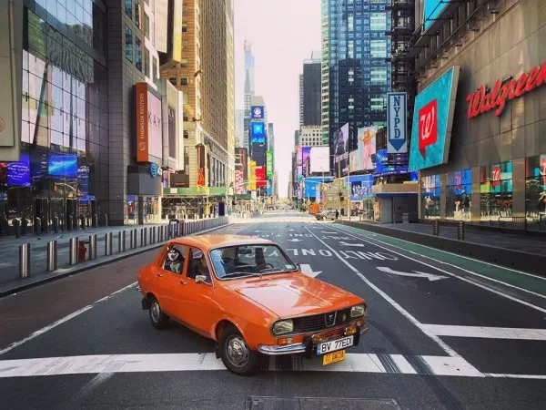 Un braşovean stabilit la New York a ieşit cu bătrâna lui Dacie pe străzile pustii ale metropolei