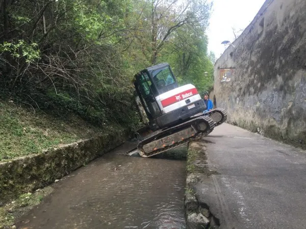 FOTO. Curățenie de primăvară pe pârâul Graft, în zona După Ziduri. Aleea este închisă pe perioada intervențiilor
