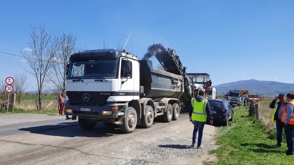 Asfalt nou pe DN 10, până la Teliu. Covor asfaltic va fi turnat şi în localitatea Prejmer 
