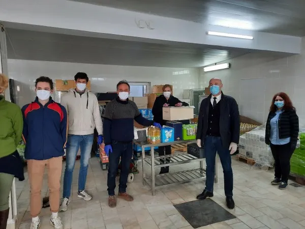 Banca Regională pentru Alimente Brașov a fost vizitată de prefectul Cătălin Văsii. 500 de pachete, distribuite către familii defavorizate din județ