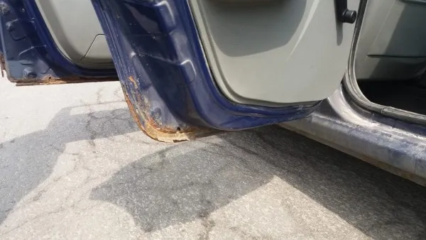 Protecţia Consumatorului a dat de... Protecţia Poliţiei. N-a luat amendă, dar a rămas fără maşină