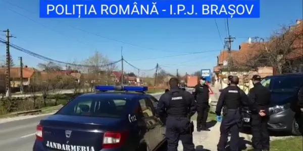 O mică anarhie la Teliu: Romii i-au atacat pe jandarmi cu bâte şi pietre