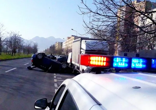Vineri, pe Minerva: Aşa parchezi cu roţile în sus, sub un camion
 