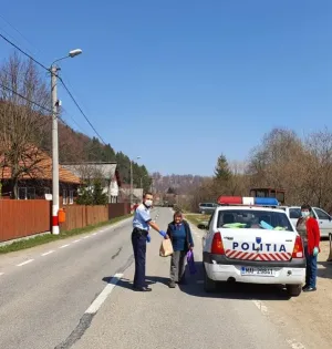 Obligatoriu cu mască în Vama Buzăului. Fiecare gospodărie a primit câte un pachet cu măști, mănuși, săpun și dezinfectant