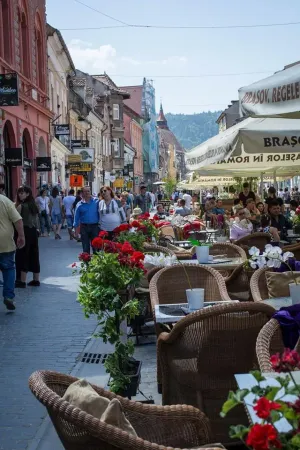 Când cred românii că se întorc la viaţa normală