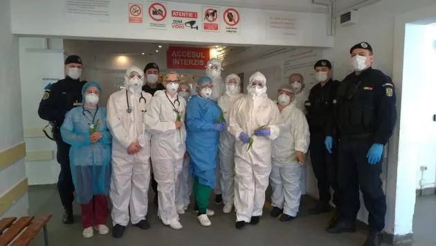 Jandarmii, cu flori la spital