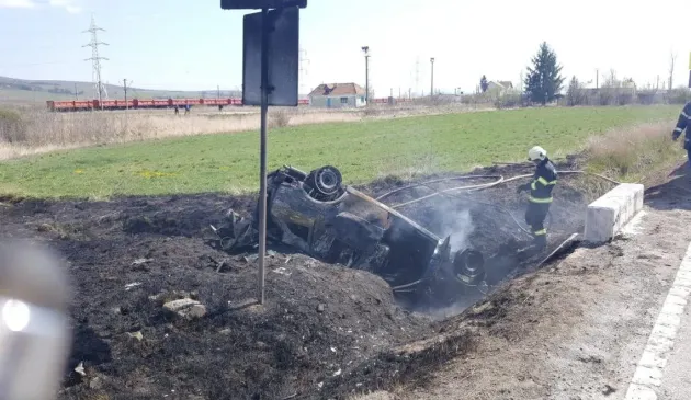 Mașină în flăcări, după ce a intrat într-un cap de pod