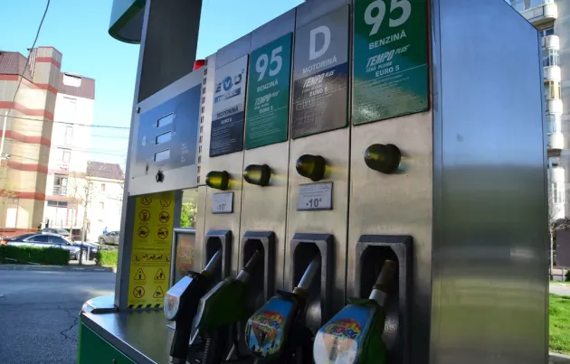 În Braşov, cea mai ieftină benzină este 4,4 lei/litru, iar motorina 4,62 lei/litru