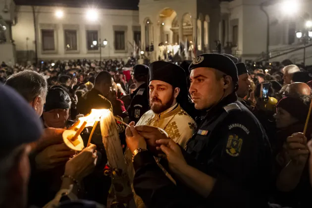 Învierea, reorganizată. Lumina Sfântă va fi distribuită în Braşov sâmbătă seara, după orele 22.00, de voluntari şi forţe de ordine