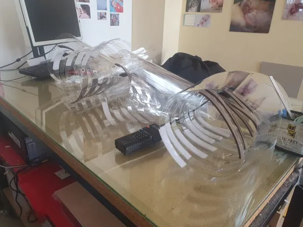 „Şomeri” în slujba anti-Covid: S-au reîntors la locul de muncă şi fac, neplătiţi, viziere pentru pompierii şi medicii din Braşov