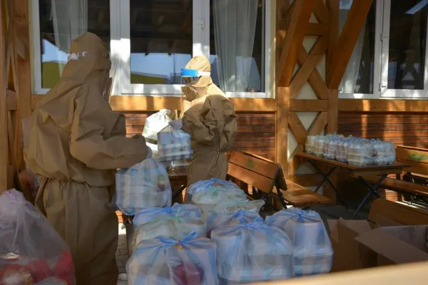 În linia întâi Covid 19. 15 voluntari ai Crucii Roşii  au în grijă 62 de braşoveni carantinaţi