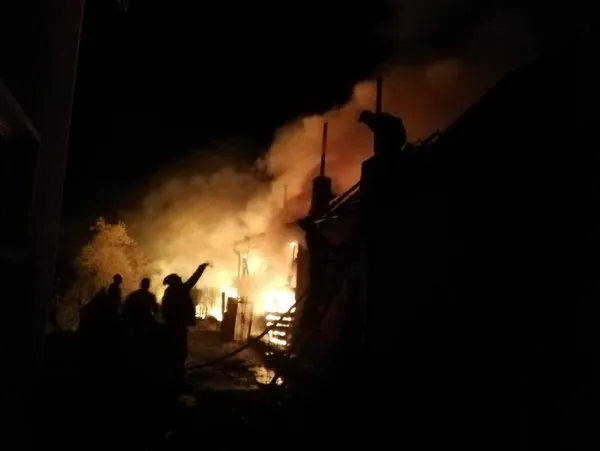 Incendiu puternic în Colonia 1 Mai: Mai multe anexe gospodărești au fost cuprinse de flăcări